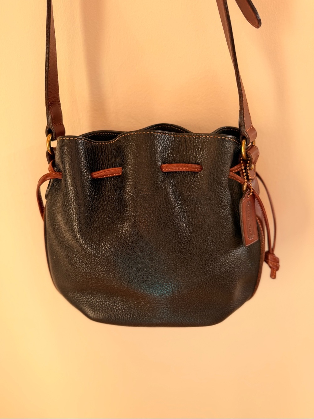Vintage Coach Black Leather Drawstring Crossbody with Brown Trim - Picture 2 of 4